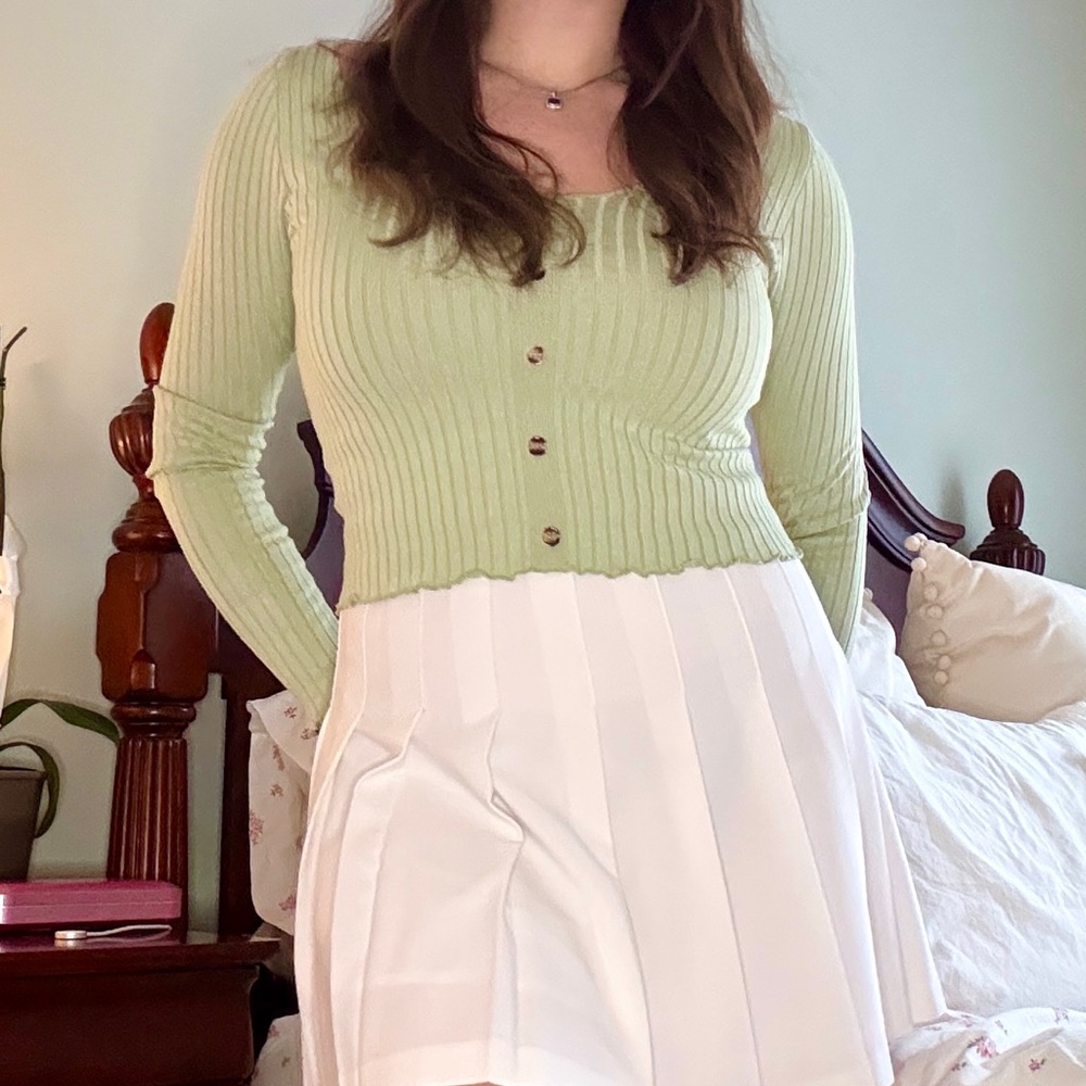 Size M/L green ribbed top with button details